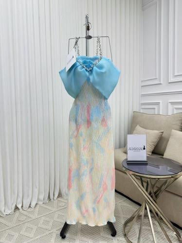 فستان سهرة باستيل بفيونكة زرقاء وسلسلة كريستال