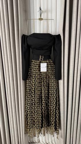 فستان اسود ناعم بتفاصيل سلاسل ذهبيه