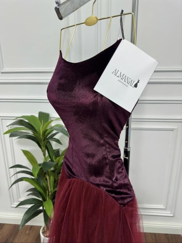 سهرة عنابي مخملي وتنورة تول منفوشة