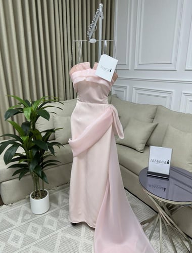 سهرة وردي فاتح بكتف مكشوف وشيفون منسدل بلمعة ناعمة