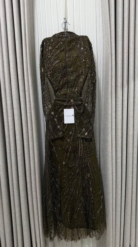 طقم سهره زيتي بياقة مرتفعة وتطريز بالكامل