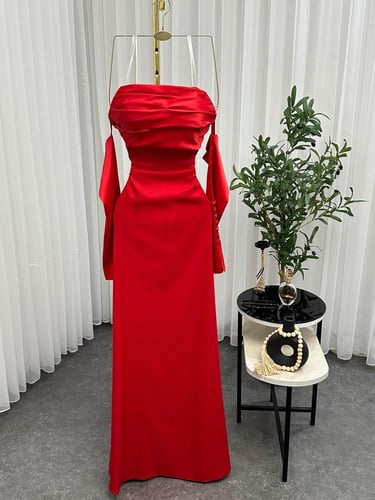 فستان ناعم احمر. تفته استرتش