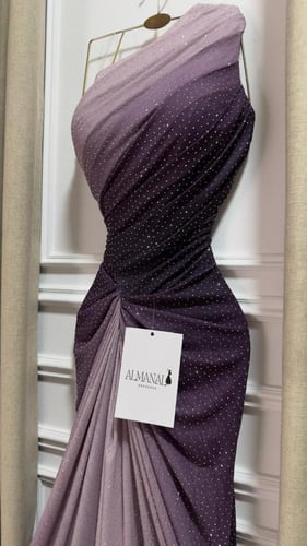 فستان سهرة موف بلمعة ناعمة وقصة ضيقة