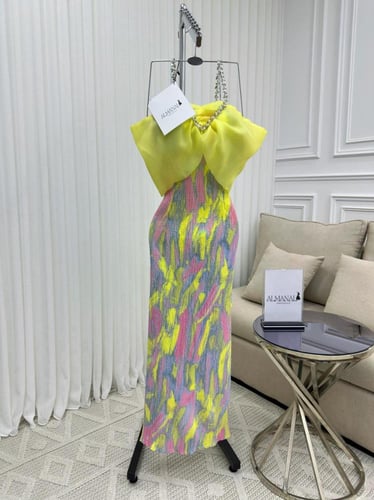‎فستان سهرة عصري ملون بفيونكة صفراء وسلسلة كريستال