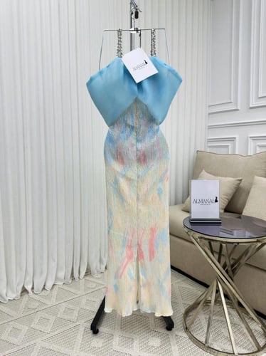 فستان سهرة باستيل بفيونكة زرقاء وسلسلة كريستال