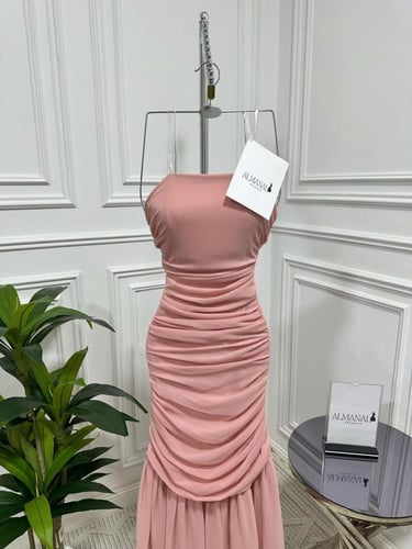 فستان سهره وردي بقصة ضيقة وطيات أنثوية ناعمة