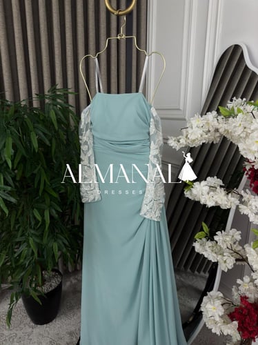 فستان سهرة من كريب بأكمام كلفه مطرز