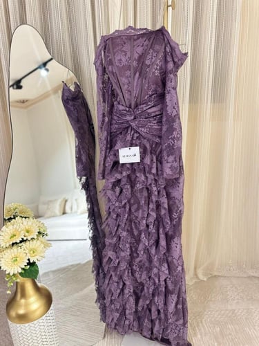 فستان ناعم دانتيل بتفاصيل كسرات