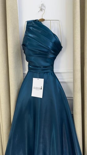 ‎فستان سهرة أزرق ملكي بكتف واحد وتنورة منفوشة