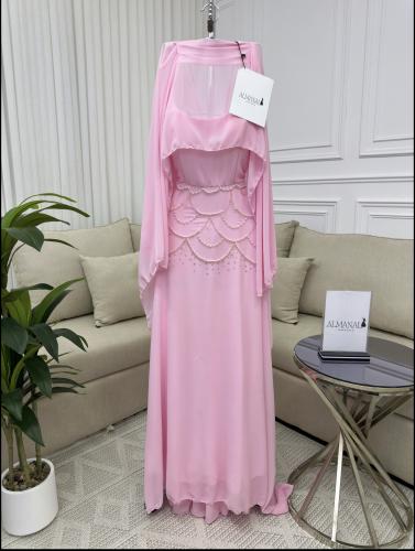 فستان شيفون بينك بتفاصيل لؤلؤ وأكمام منسدلة