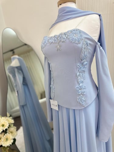 فستان سماوي ناعم مطرز باكمام وشال