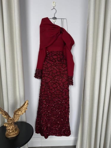 فستان ميدي بكتف منسدل وتطريز ترتر