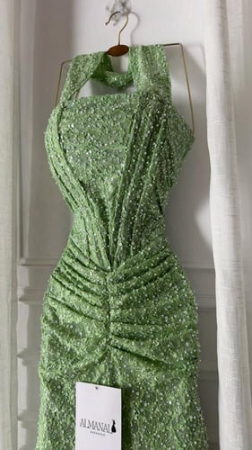 ‎فستان سهرة أخضر بترتر لامع وقصة خصر جذابة