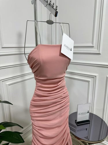 فستان سهره وردي بقصة ضيقة وطيات أنثوية ناعمة