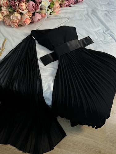 فستان اسود ميد اطراف مثلث