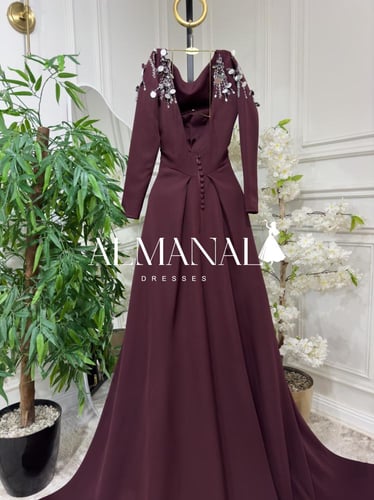 فستان سهرة كريب، مطرّز بالكامل بتفاصيل ورود لامعة...