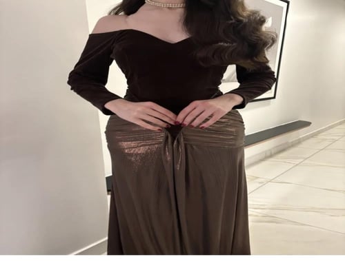 فستان ناعم بني اكمام طويله