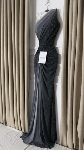 فستان سهرة زيتي بلمعة ناعمة وقصة ضيقة