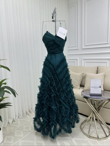 فستان سهره ناعم بكسرات أنثوية ولمسة فخامة زمردية