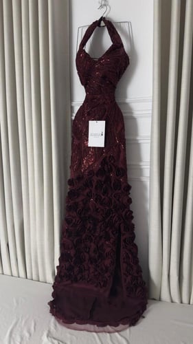 فستان سهرة برغندي بتطريز فاخر وورود 3D