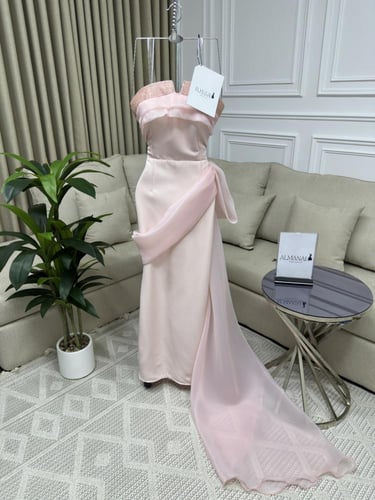 سهرة وردي فاتح بكتف مكشوف وشيفون منسدل بلمعة ناعمة