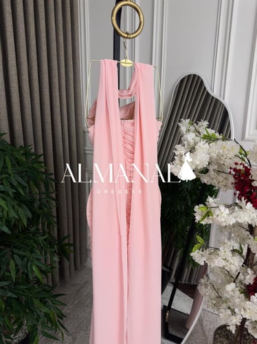 سهرة وردي شيفون بتصميم درابي أنيق مع شال طويل ولمس...