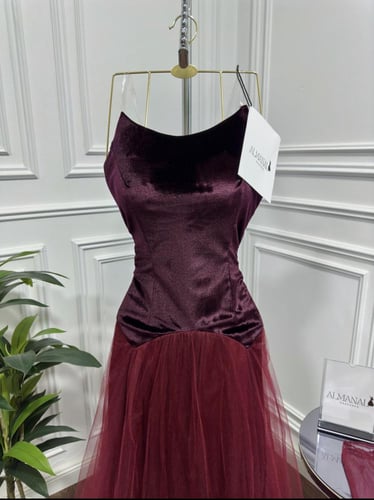 سهرة عنابي مخملي وتنورة تول منفوشة