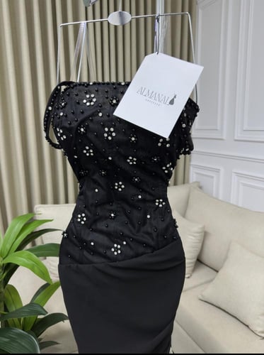 فستان سهره أنيق بتطريز لامع وقصّه راقيه باللون الأ...