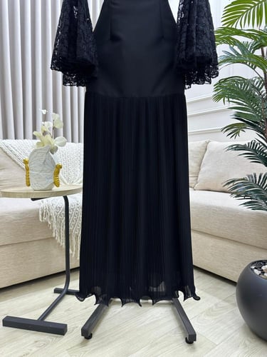 فستان قماش باربي بأكمام دانتيل