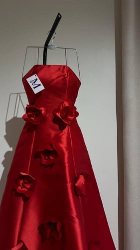 فستان احمر توب مكيادو ورود بارزه