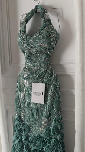 فستان سهرة تركوازي بتطريز