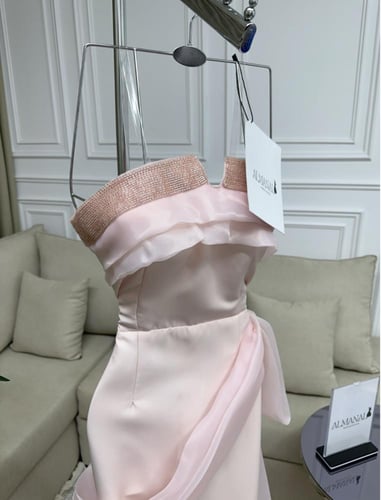 سهرة وردي فاتح بكتف مكشوف وشيفون منسدل بلمعة ناعمة