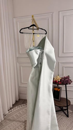 فستان سهره كتف مائل مزين بالؤلؤ