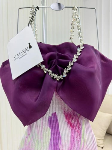 فستان سهرة ملون بفيونكة بنفسجية وسلسلة كريستال