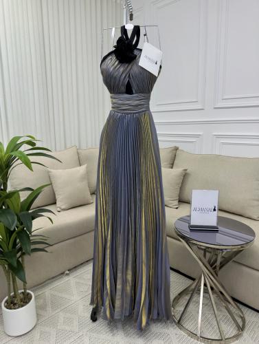 فستان بفتحة صدر وطيات حريرية بلون رمادي ذهبي