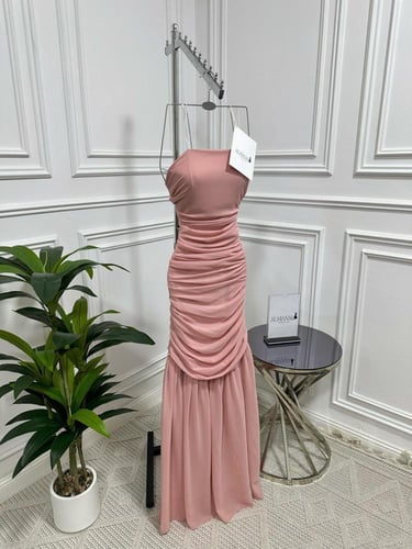 فستان سهره وردي بقصة ضيقة وطيات أنثوية ناعمة