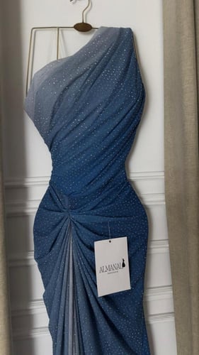 فستان سهرة أزرق بلمعة ناعمة وقصة ضيقة