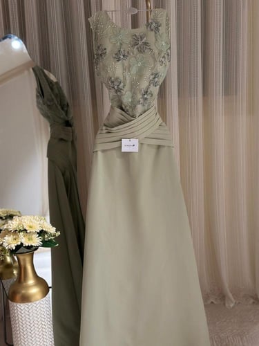 فستان سهره زيتي فاتح طويل بتفاصيل مطرزه وذيل انسيا...