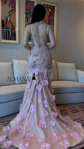 فستان سهرة هالتر بزهور ثلاثية الأبعاد