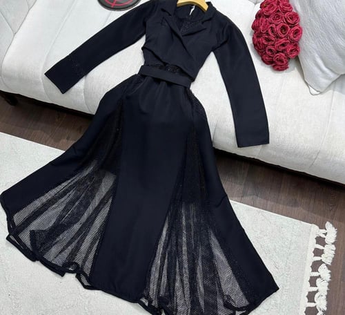 فستان أسود كريب أمامي وتنورة شفافة بشق جانبي