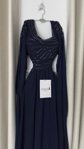 فستان كحلي بتطريز لامع وأكمام طويلة من الشيفون