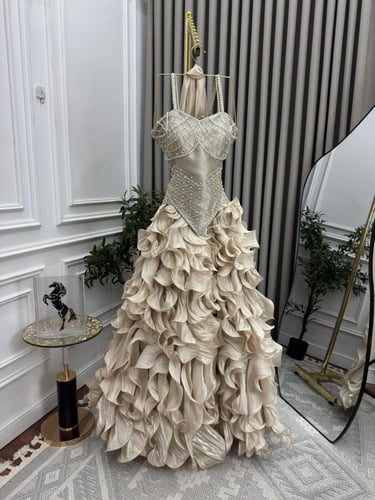 فستان سهرة صدر مطرز وتنورة كشكش