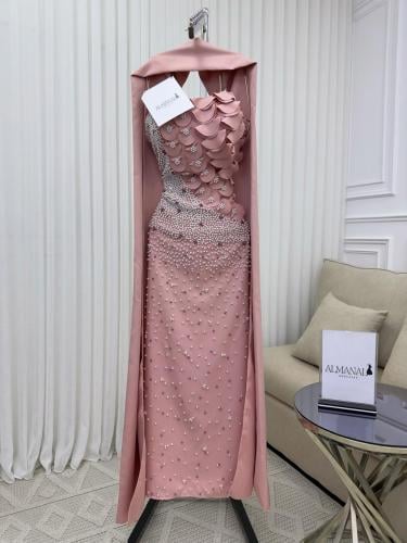 فستان سهرة وردي مطرز باللؤلؤ والورود