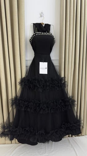 فستان سهرة أسود بتنورة تول طبقات