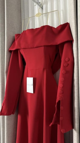 فستان ملكه احمر