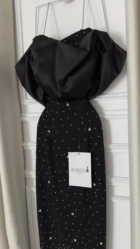 فستان أسود مطرّز بالؤلؤ اللامع بوردة سفلية