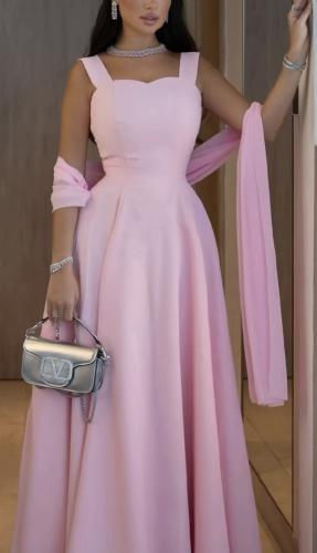 فستان وردي فاتح ناعم، بكتف عريض ولفة شيفون طويل