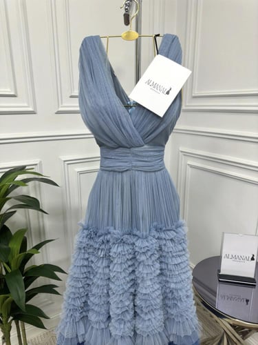 سهرة أزرق ثلجي بكسرات ناعمة وتنورة طبقات كشكش فخمة