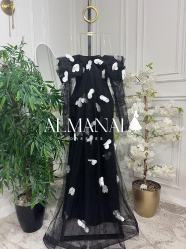 فستان سهرة كريب أسود فخم بتصميم تول شفاف مزين بزهو...