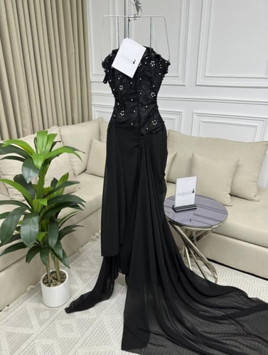 فستان سهره أنيق بتطريز لامع وقصّه راقيه باللون الأ...